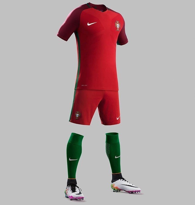 Детская форма Сборная Португалии 2016/2017 (комплект: футболка + шорты + гетры)